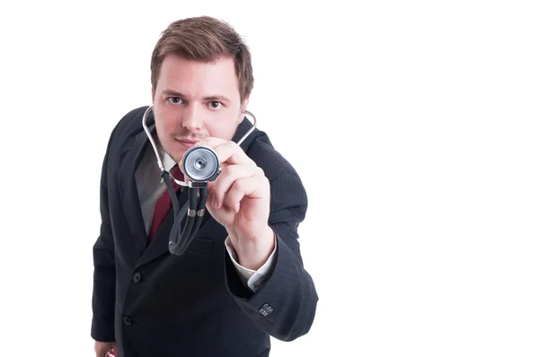 Elegante médico o médico con traje que poiting estetoscopio a vino —  Fotos de Stock