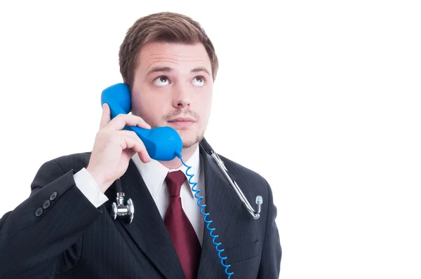 Lekarz lub lekarz odpowiedzi i rozmawia przez telefon — Zdjęcie stockowe