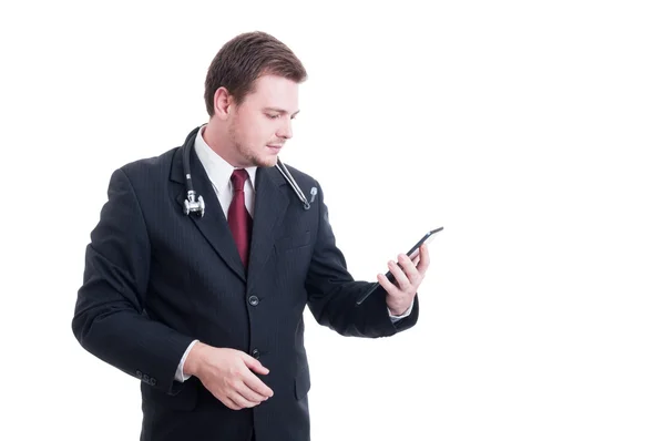 Médecin ou médecin intelligent et moderne utilisant une tablette sans fil — Photo