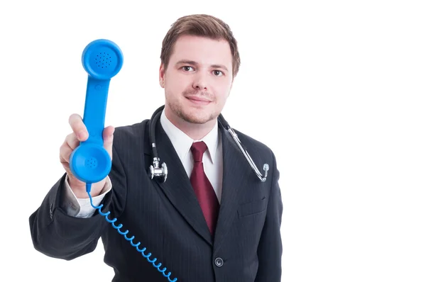 Hastane yardım veya destek kişi telefon tutarak — Stok fotoğraf