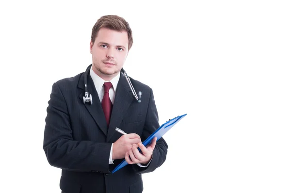 दोस्ताना पुरुष डॉक्टर एक क्लिपबोर्ड पकड़े हुए — स्टॉक फ़ोटो, इमेज