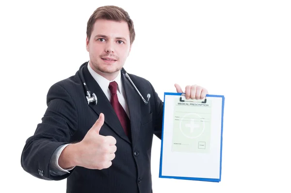 Medico o medico in possesso di prescrizione medica e mostrando come — Foto Stock