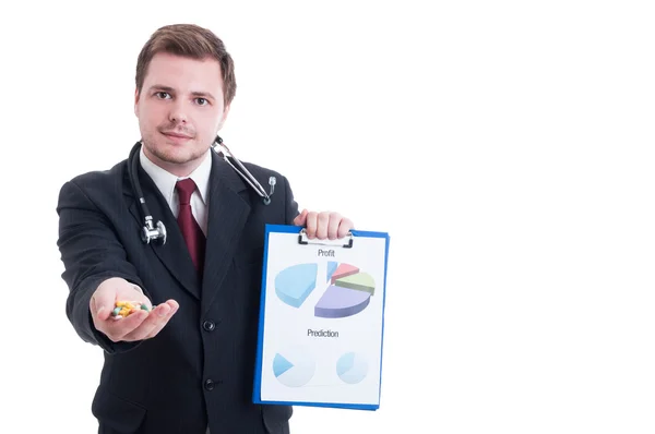 Vendedor de medicina ofreciendo pastillas y mostrando gráficos de ganancias de ventas —  Fotos de Stock