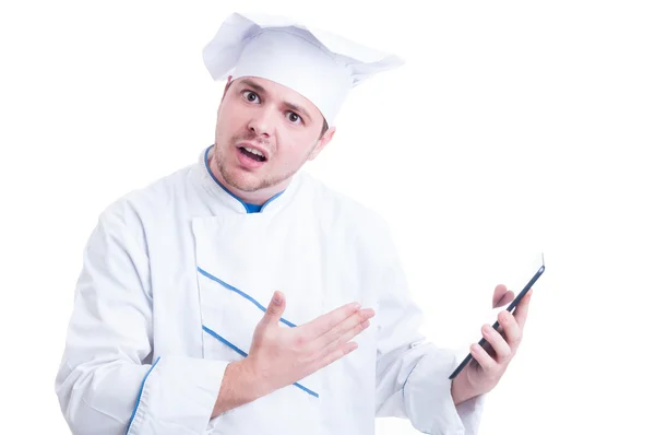 Chockade och upprörda kock eller cook håller en tablett — Stockfoto