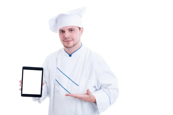 Chef ou cozinheiro segurando tablet com exibição de espaço de cópia branca — Fotografia de Stock