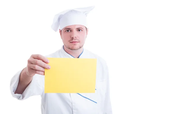 Kuchař nebo kuchařka hospodářství žlutého papíru karta s kopií prostor — Stock fotografie