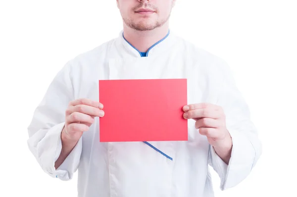 Kuchař nebo kuchařka hospodářství červené cedulkou s kopií prostor — Stock fotografie