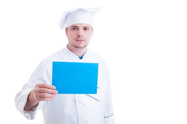 Шеф-повар или повар держит синюю бумажную карточку с копировальным местом — стоковое фото