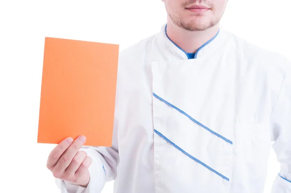Шеф-повар или повар держит оранжевый картон с копировальным местом — стоковое фото