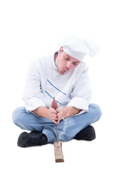 Cuisinier ou chef faisant feu avec du bâton et du bois — Photo