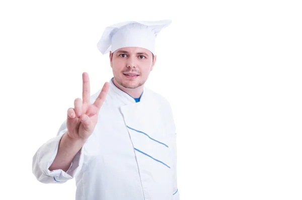 Уверенный в себе повар или повар, показывающий мир или жест победы — стоковое фото