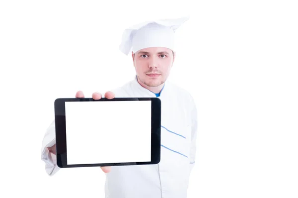 Chef o cocinero mostrando tableta con pantalla vacía blanca en blanco — Foto de Stock