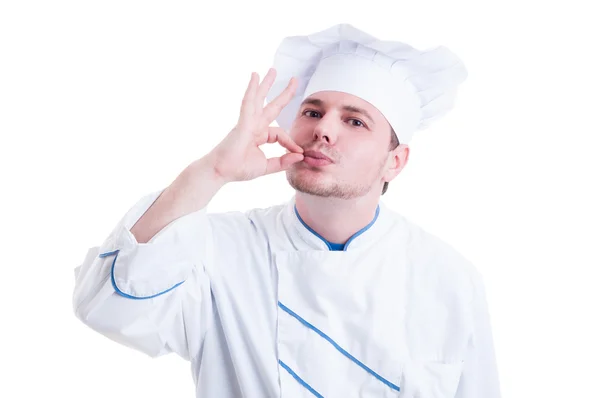 Chef ou cozinheiro fazendo gesto saboroso beijando os dedos — Fotografia de Stock