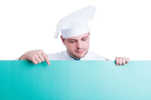 Повар или шеф-повар держит и показывает зеленое рекламное пространство — стоковое фото