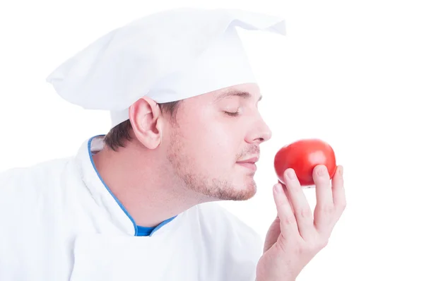 Cuisinier ou chef sentant la petite tomate rouge parfaite bio fraîche — Photo