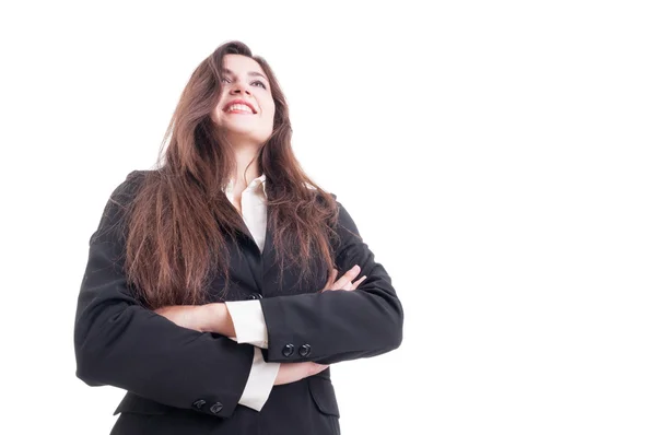 Héroe disparo de sonriente mujer de negocios de pie con los brazos cruzados —  Fotos de Stock