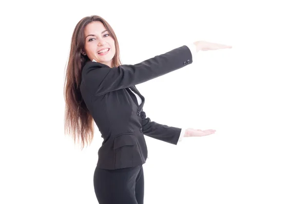 Joven mujer de negocios sonriente presentando espacio de copia blanca — Foto de Stock