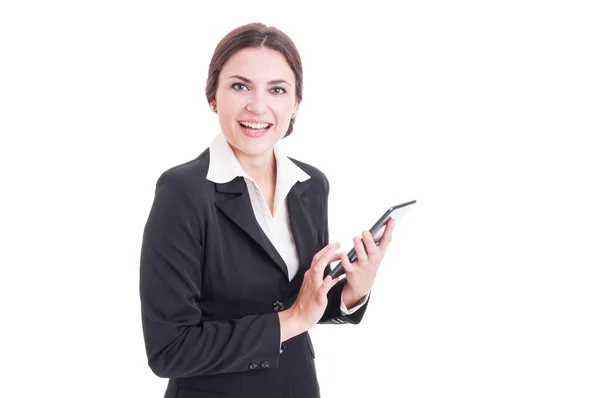 Joven mujer de negocios sonriente sosteniendo la tableta PC —  Fotos de Stock