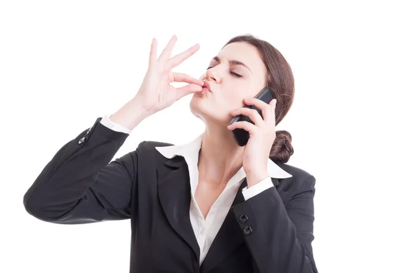 Mujer de negocios hablando por teléfono y mostrando un gesto sabroso —  Fotos de Stock