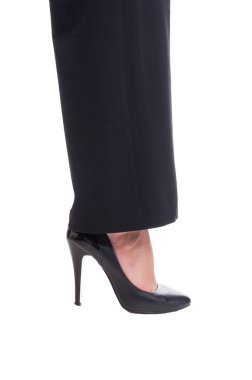 Kadın ayak veya yüksek topuk siyah deri ayakkabı giyen bacak