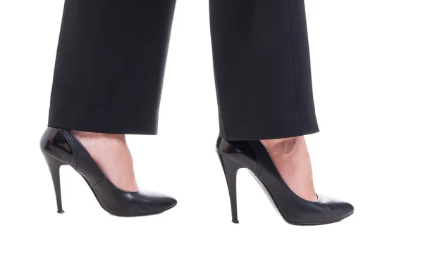 Negócios mulher pés vestindo sapatos de couro preto com saltos altos — Fotografia de Stock