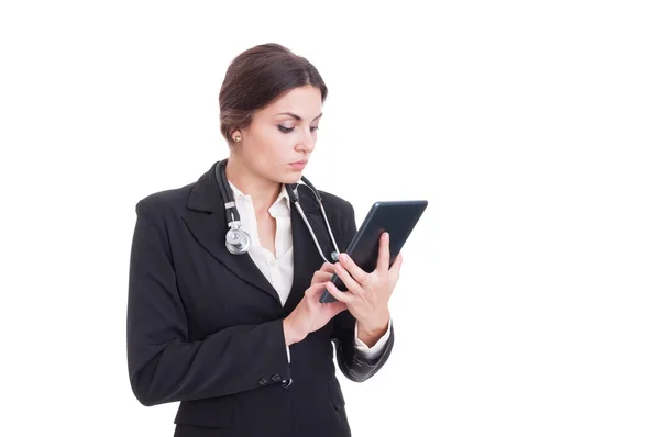 Young and modern woman doctor using wireless tablet pc — Stock Photo, Image