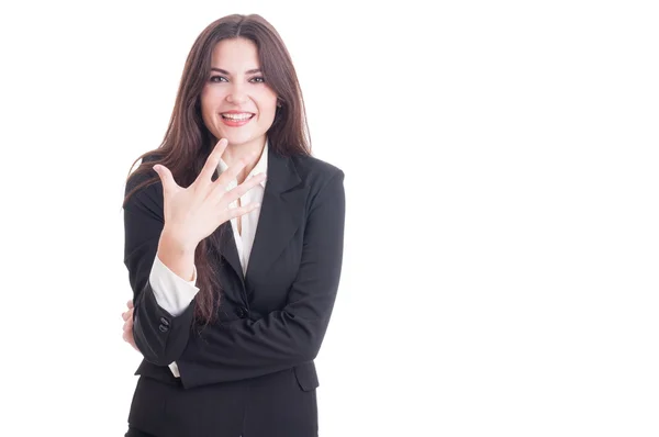 Jovem empresária feminina mostrando número cinco com os dedos — Fotografia de Stock