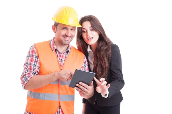 Sonriente constructor moderno y mujer de negocios utilizando la tableta inalámbrica —  Fotos de Stock