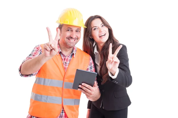 Arquitecto moderno y mujer de negocios moderna usando tableta inalámbrica —  Fotos de Stock