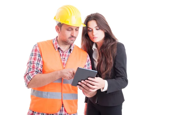 Constructor moderno y mujer de negocios utilizando la tableta inalámbrica PC —  Fotos de Stock