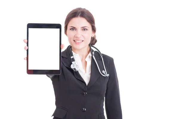 Junge Ärztin zeigt Tablet mit leerem Bildschirm oder Bildschirm — Stockfoto