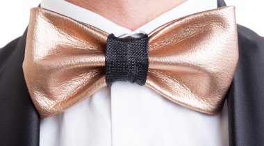 Özel zarif altın deri papyon yaptı