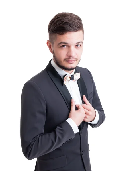 Bonito modelo masculino vestindo casaco de smoking e gravata arco colorido — Fotografia de Stock
