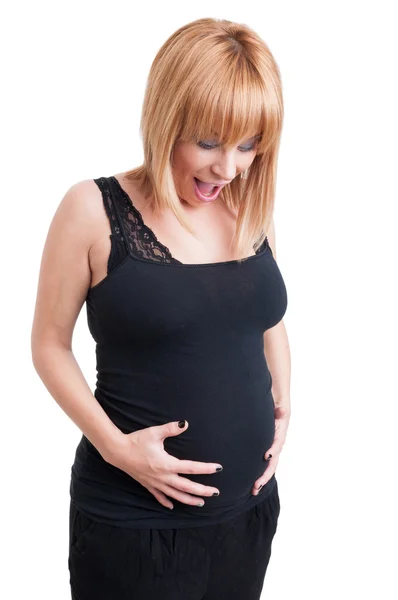 Ung glad gravid kvinna håller magen åtta månader — Stockfoto