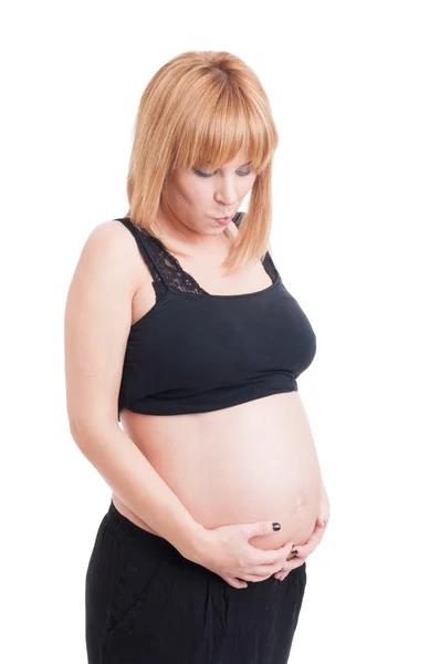 Giovane donna incinta si sente bambino in movimento — Foto Stock