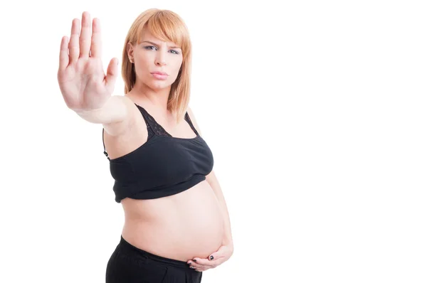 Mulher grávida atraente mostrando parar ou ficar gesto com palma da mão — Fotografia de Stock