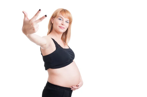 Ung vacker gravid kvinna visar nummer tre — Stockfoto