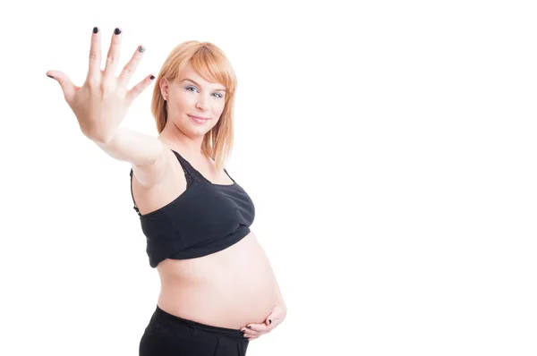 Ung vacker gravid kvinna visar nummer fem — Stockfoto