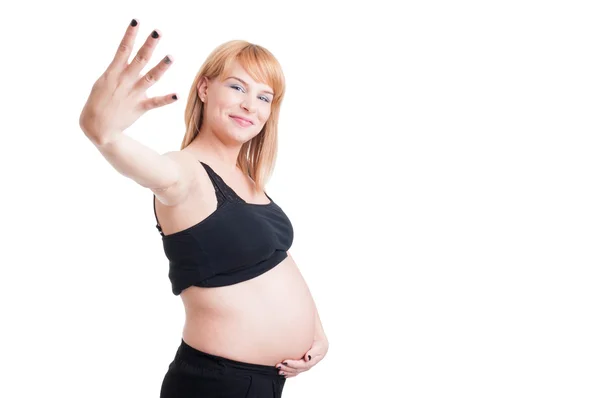 Jovem bela mulher grávida mostrando número quatro — Fotografia de Stock