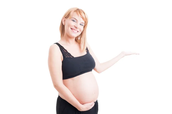 Ganska gravid kvinna med ingenting eller vit reklamtexter — Stockfoto