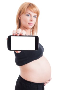 Hamile kadın Smartphone kopya spa için boş ekran ile gösterilen