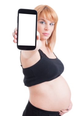 Hamile kadın Smartphone ile boş perde copyspac için gösterilen