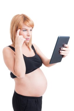 Modern hamile kadın holding kablosuz tablet ve düşünme