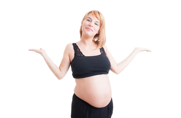O femeie însărcinată care ține ambele palme pe spațiul de copiere alb — Fotografie, imagine de stoc