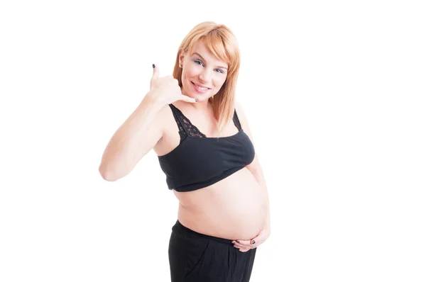 Gravid kvinna att göra kalla mig gest med vänligt ansikte — Stockfoto