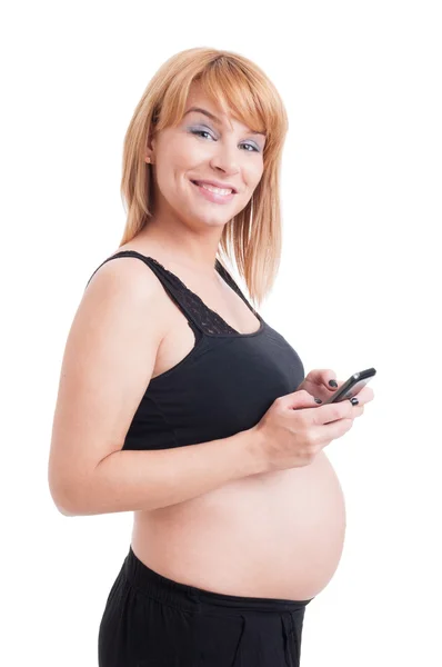 Feliz mujer embarazada mensajes de texto o el envío de SMS —  Fotos de Stock