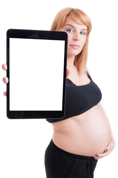 Mulher grávida mostrando tablet com tela branca para espaço de cópia — Fotografia de Stock