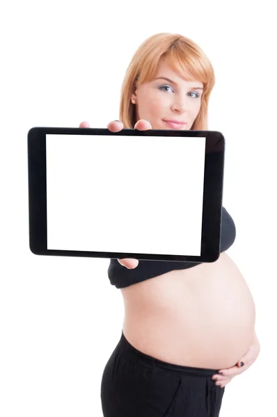 Mulher grávida mostrando tablet com tela em branco para espaço de cópia — Fotografia de Stock