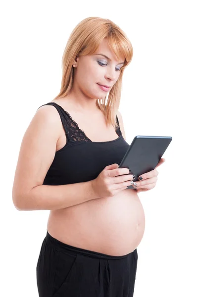 Mulher grávida moderna usando tablet sem fio pc ou pad — Fotografia de Stock