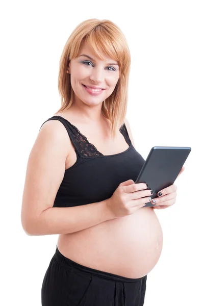 Mujer embarazada moderna sosteniendo la tableta inalámbrica PC o almohadilla —  Fotos de Stock